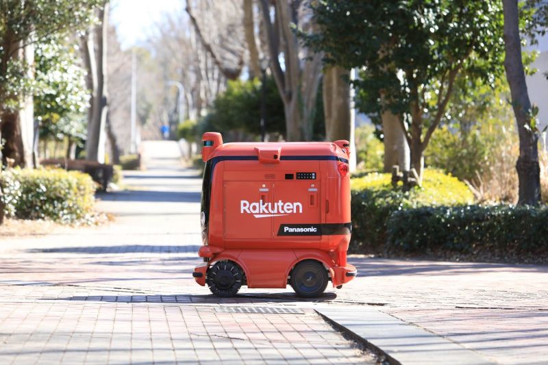 robot rakuten đang giao hàng robot rakuten đang giao hàng
